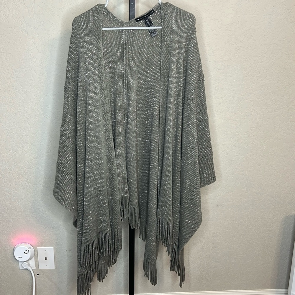 153 - White House Black Market, NWOT Gray Sparkly Size S Sweater Cape Wrap